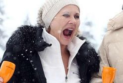 Grażyna Szapołowska z kieliszkiem szampana na stoku