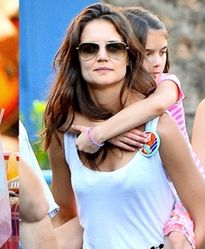 Szczęśliwa Suri Cruise z mamą w Disneylandzie!