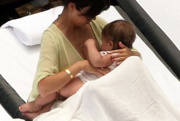 Kardashianka karmi córkę piersią na basenie!