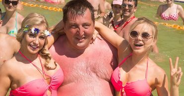 Wniebowzięty Adam Kraśko szalał na basenie z seksownymi Słowiankami