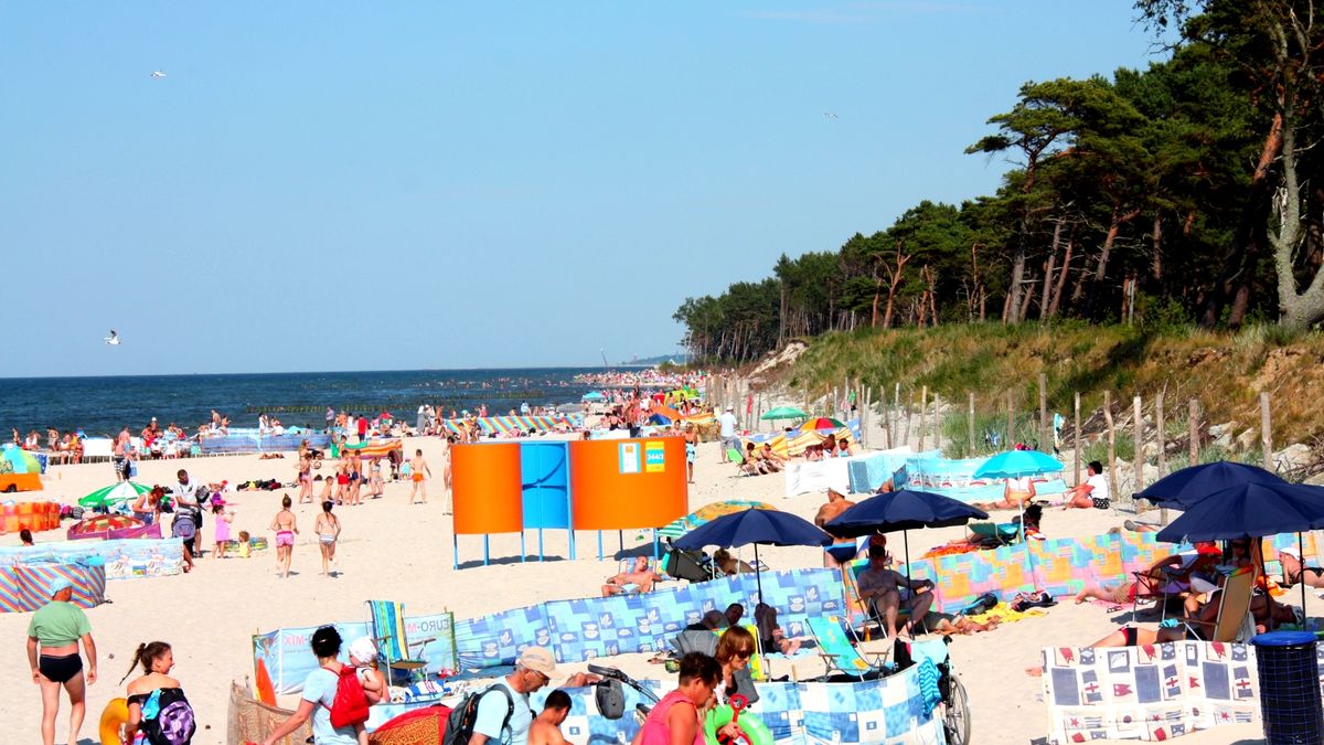 Sezon nad Bałtykiem trwa krótko, więc gminy chcą zachęcić do przyjazdu możliwie wielu turystów.