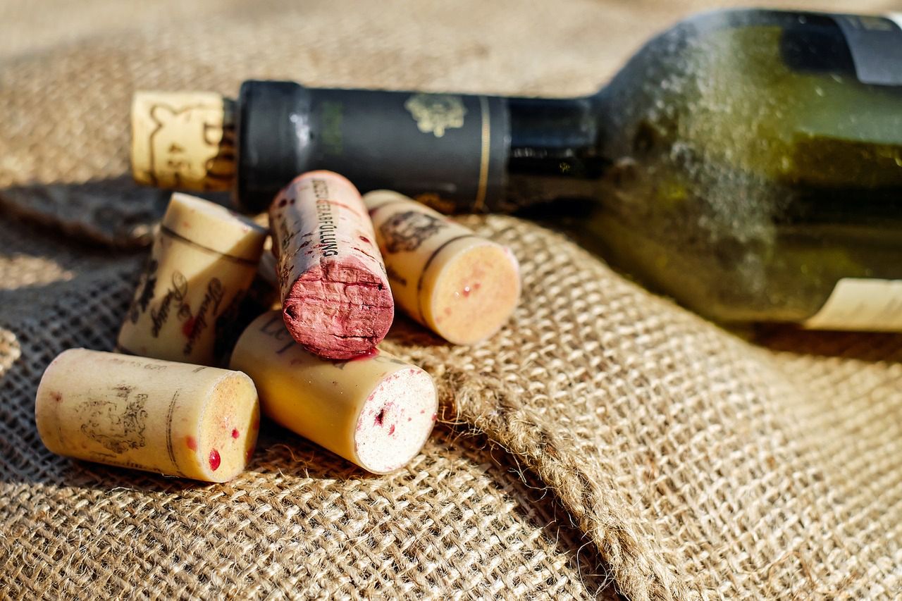 21 pomysłowych stojaków na wino. Ten niepozorny element może odmienić Twoją kuchnię
