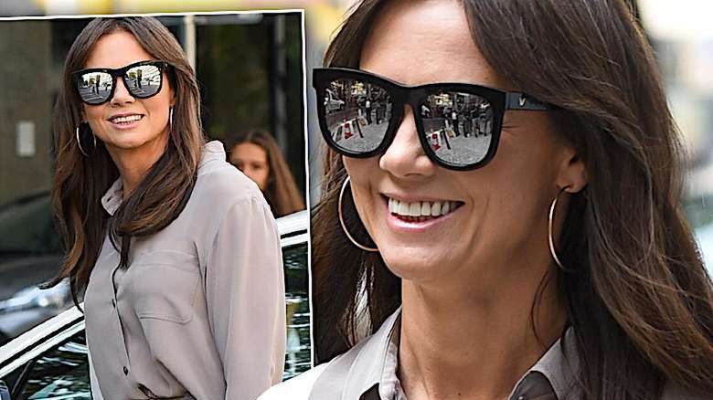 Kinga Rusin w szarym kombinezonie