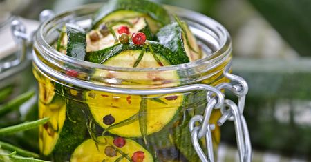 Dieta na wiosnę: kiszone cukinie i woda z burakiem