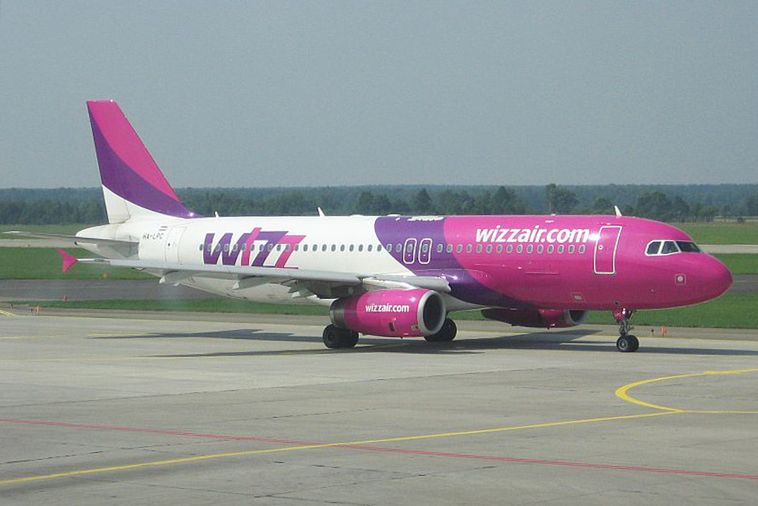 Samolot w brwach taniej linii Wizz Air.
