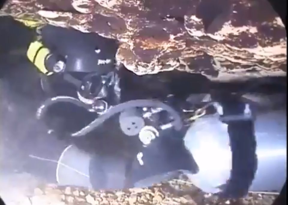Tajlandia. Udało się uratować czterech chłopców, dziewięć osób wciąż w jaskini