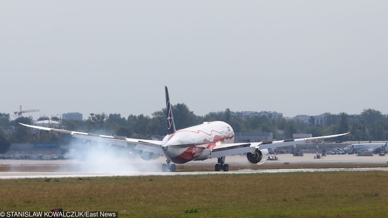 Warszawa. Pierwszy biało-czerwony Dreamliner LOT wylądował