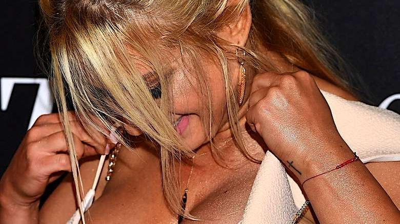 Paula Tumala kusiła piersiami na pokazie Bizuu (2018)