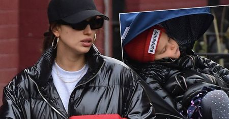 Zakamuflowana Irina Shayk z córką na spacerze. Wybrała strój, który zdeformował jej idealną sylwetkę