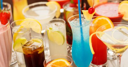 Party dla oszczędnych. Smaczne drinki na bazie niedrogiego alkoholu