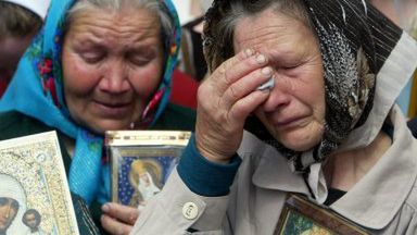 Starsze Ukrainki z ikonami płaczą podczas protestu
