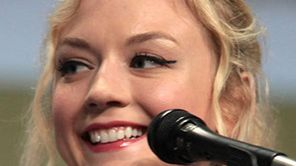 Cechami charakterystycznymi Emily Kinney są blond włosy i duże niebieskie oczy