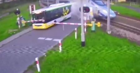Akt oskarżenia dla kierowcy autobusu. Wjechał na czerwonym przed pendolino
