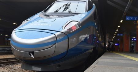 Opóźnione pendolino na stacji Warszawa Wschodnia. Pasażerowie czekali na załogę pociągu
