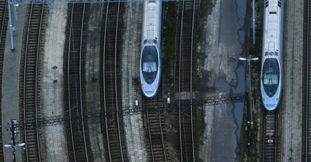 W auto wbił się pociąg. Samochód do kasacji, a pan Józef skarży się tylko na ból nadgarstków