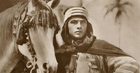 Po jego śmierci fanki zabijały się z rozpaczy. Kim był Rudolf Valentino?