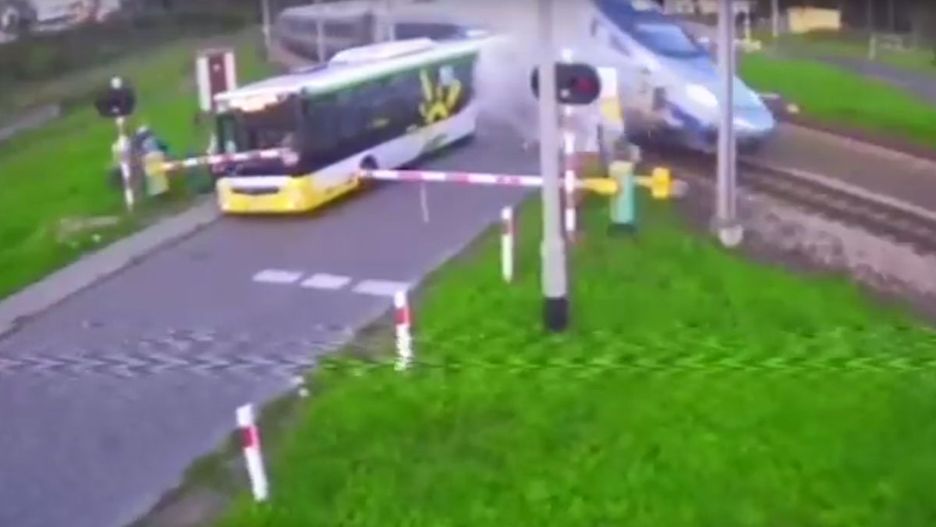 Autobus przewoził pasażerów na lotnisko w Modlinie.