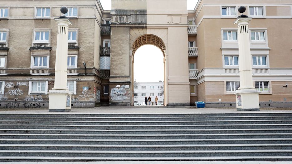 15.02.2019 Warszawa. Ulica Andersa 1. Zabytkowa brama nad kinem Muranów