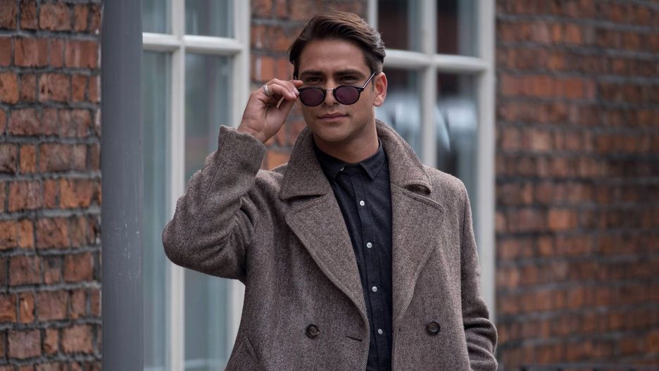 Luke Pasqualino na planie serialu "Przekręt"