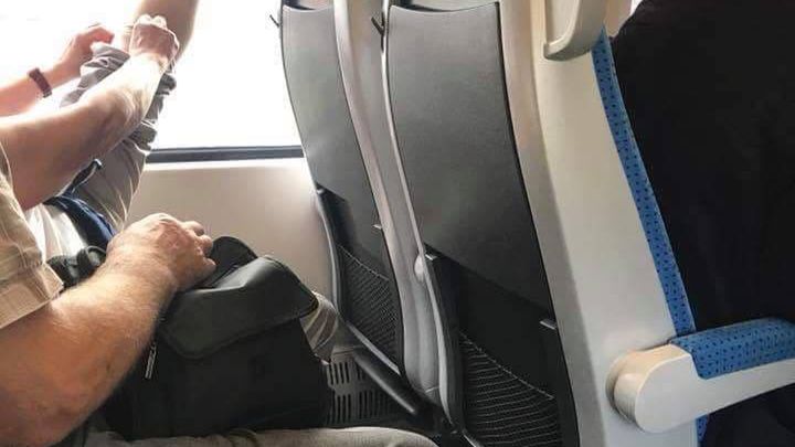 Zdejmowanie butów w pociągu to oznaka złych manier. A może także profanacja pendolino?