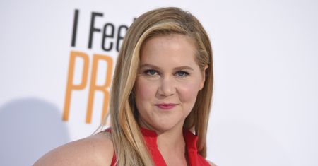 Amy Schumer zaatakowana przez fanów. Kontrowersje wywołała stylizacja na spacer z dzieckiem