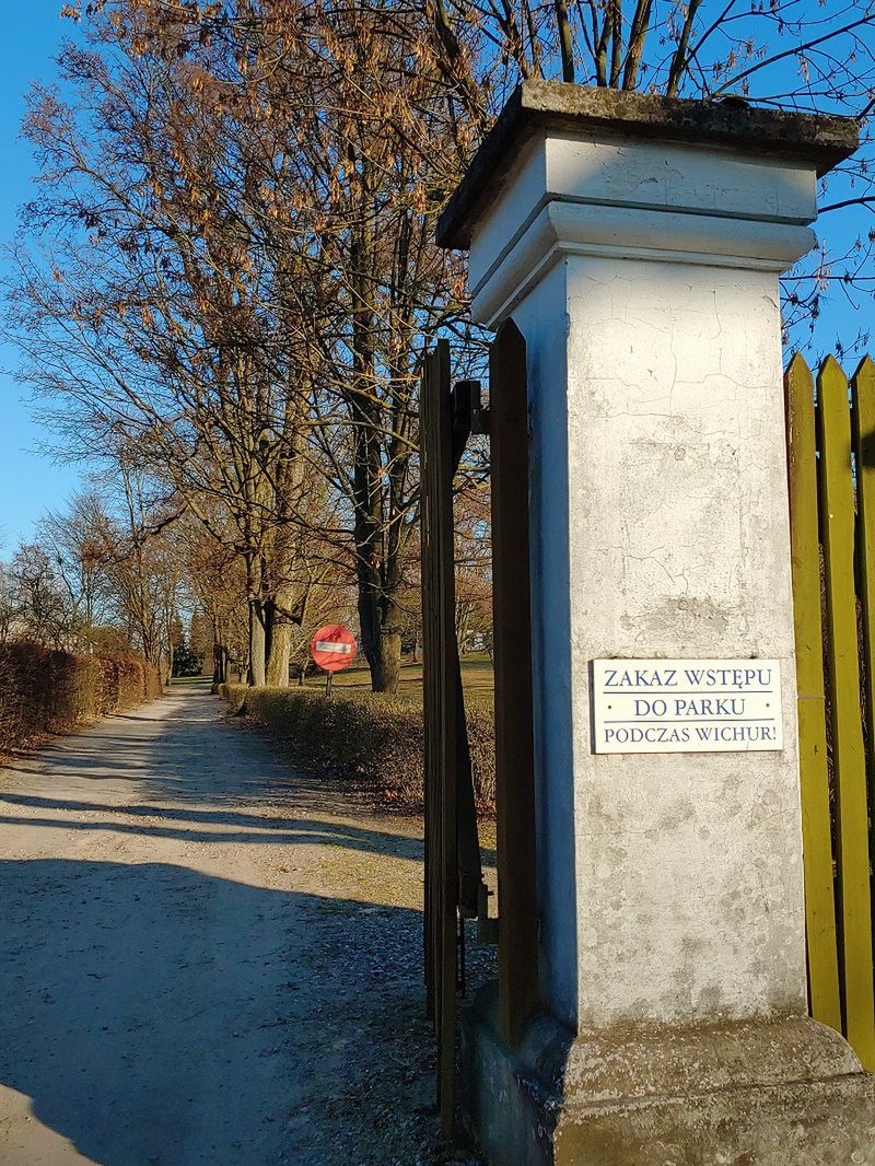 A to już wejście do kompleksu parkowo-dworkowego w Janowcu. Zdjęcie zrobione smartfonem LG V40 Thinq. 