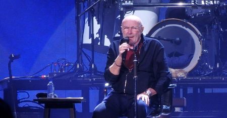 Phil Collins runął na scenie. Muzyk od dawna ma kłopoty ze zdrowiem