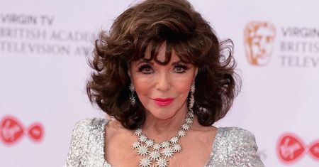 Joan Collins w cekinach na czerwonym dywanie