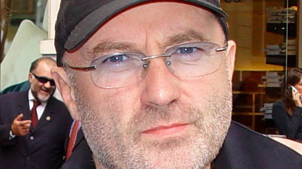 Phil Collins to angielski piosenkarz, znany między innymi z działalności w zespole Genesis.