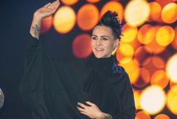 Chylińska w zaskakującej stylizacji na konferencji. Chce odwrócić uwagę od szczupłej sylwetki?