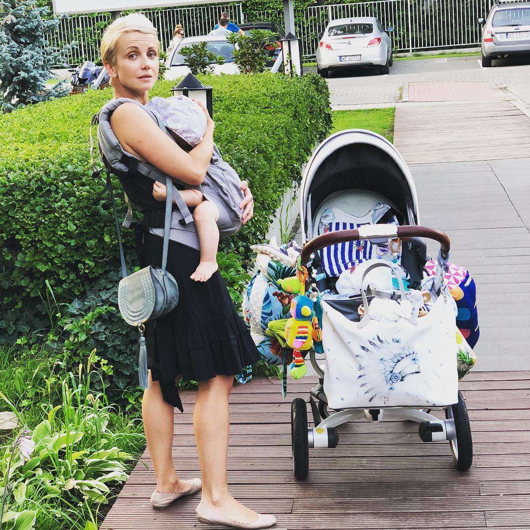 Katarzyna Zielińska na spacerze z dziećmi