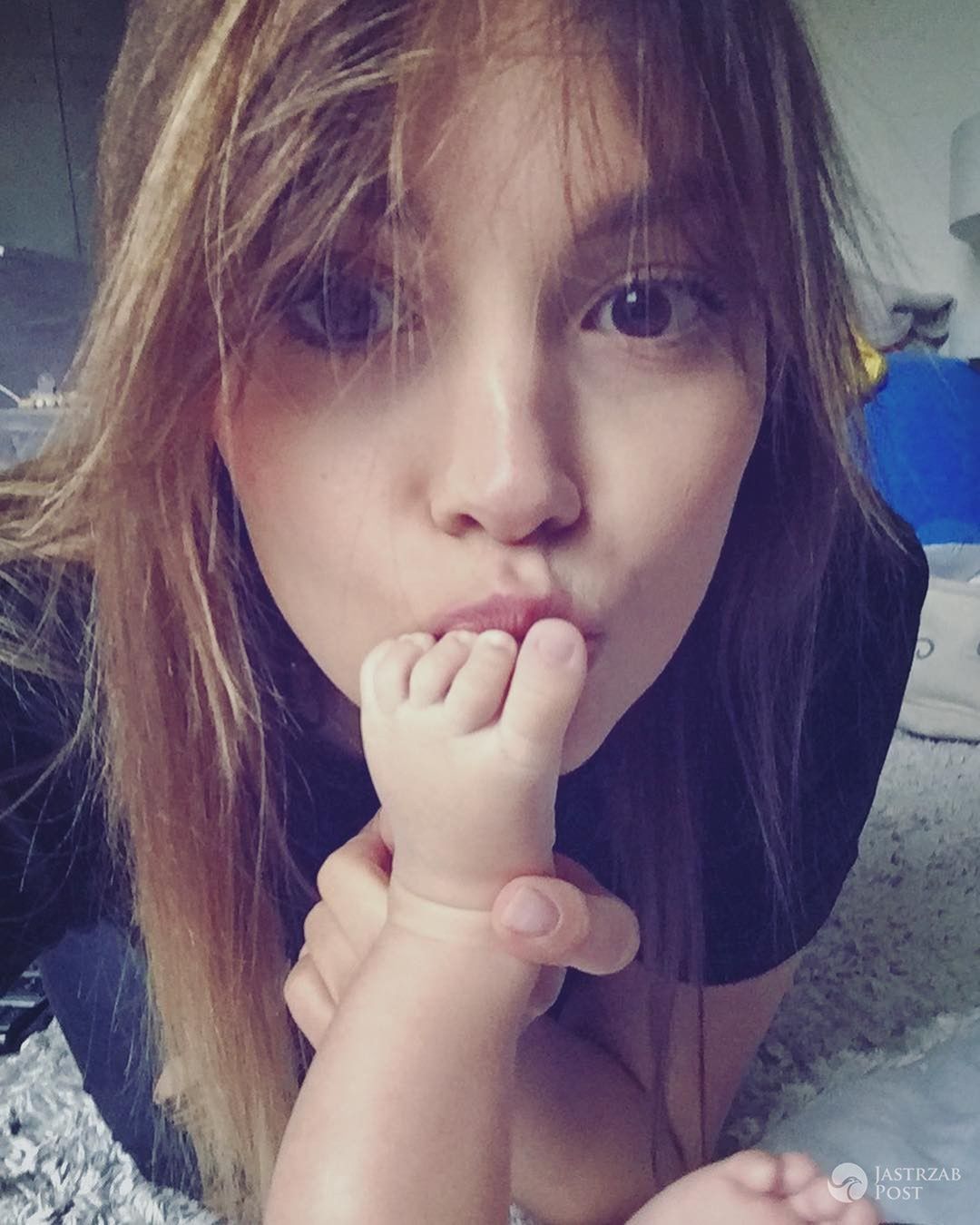 Paulina Krupińska całuje stópki synka