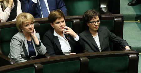 Posłanka Jolanta Szczypińska cichą bohaterką. Pomagała, gdy inni posłowie wypoczywali nad basenem