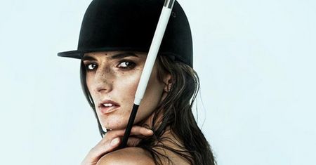 Kamila Szczawińska pozuje topless
