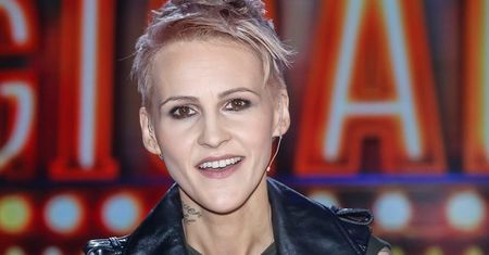 Agnieszka Chylińska z zielonym irokezem udaje ptaka. Znów zadziwiła fanów