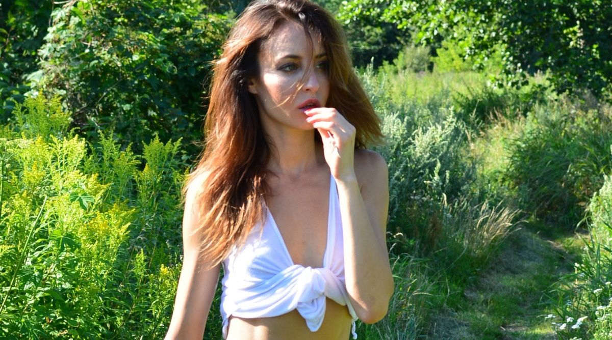 Agata Nizińska w seksownej sesji na wsi! Pokazała za dużo?