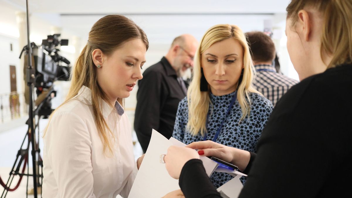 Nie wszyscy posłowie wykorzystali wysokie uposażenie, by odłożyć pieniądze. Wzorem do naśladowania może być pod tym względem Elżbieta Zielińska z Kukiz'15 (z lewej)
