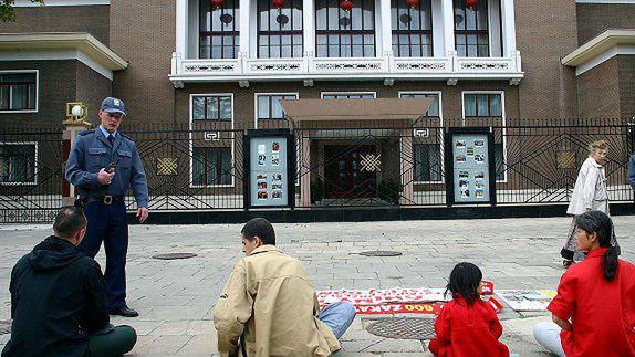 Policja usuwa protestujących sprzed ambasady