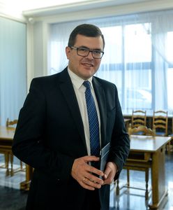 Poseł rozdaje chleb. "Kupuję za własne, prywatne pieniądze"