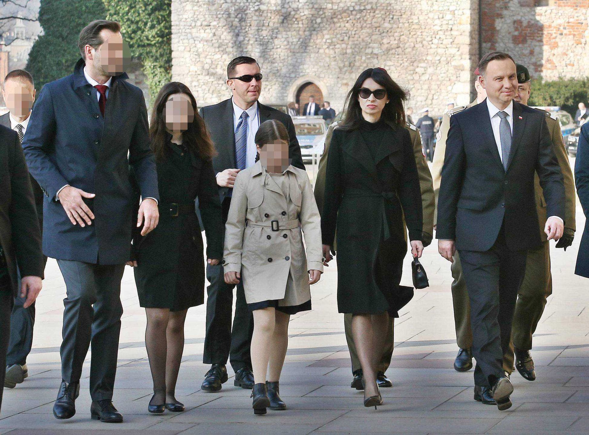 Andrzej Duda, Marta Kaczyńska z córkami i partnerem (Piotr Zieliński) na Wawelu. Rocznica katastrofy smoleńskiej