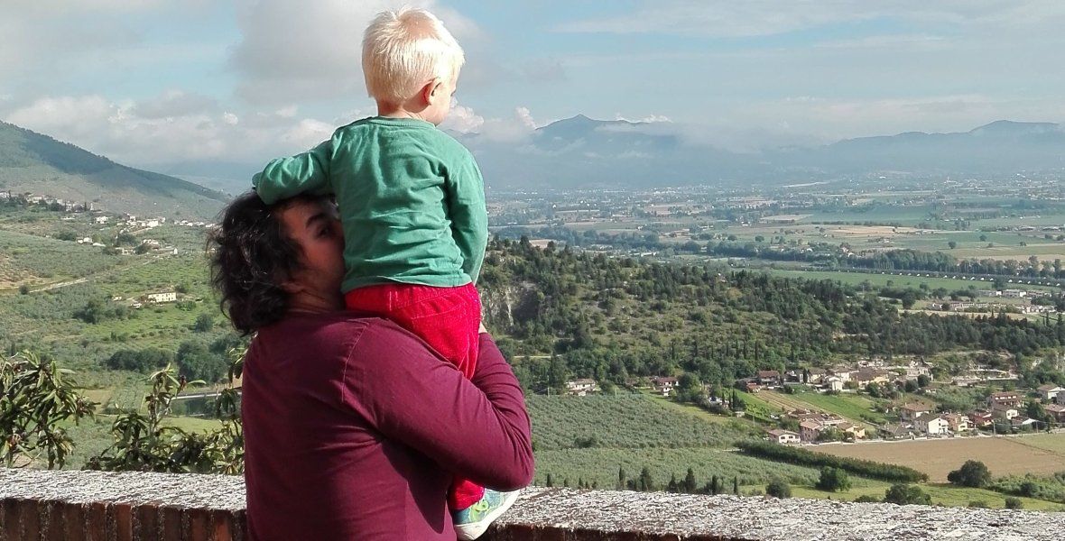 Umbria - kto powiedział, że małe dziecko nie może zachwycić się pięknym widokiem? 