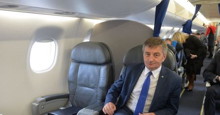 Afera wokół lotów Kuchcińskiego z rodziną. PiS gasi pożar