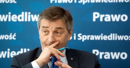 Sejm tłumaczy się z podróży marszałka Kuchcińskiego. Latał z rodziną