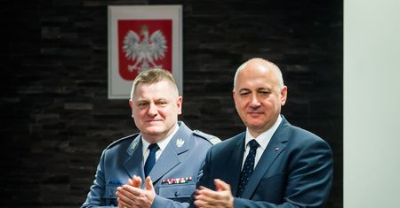 Szef MSWiA broni policjantów. Tłumaczył, że interweniują "pokojowo"