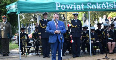 Było konfetti i hawajskie tańce, a teraz jest sprzątanie cmentarza. Bo przyjeżdżał minister Zieliński