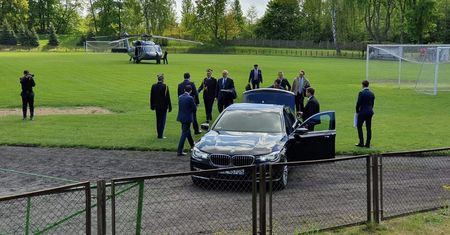 Joachim Brudziński "wściekły" po lądowaniu na piłkarskim boisku
