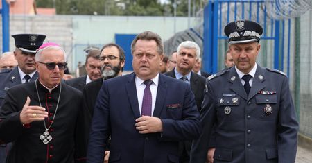 Jarosław Zieliński z wizytą w więzieniu. Nie było konfetti i Nowenny, były za to pląsy cheerleaderek