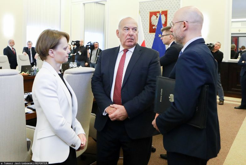 Minister finansów Tadeusz Kościński (w środku) będzie musiał się nagimnastykować przy tegorocznym budżecie.