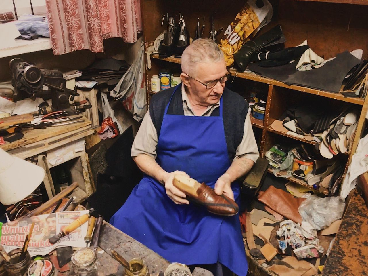 Choć ma 75 lat, wciąż prowadzi swój zakład. Naprawia buty od sześciu dekad