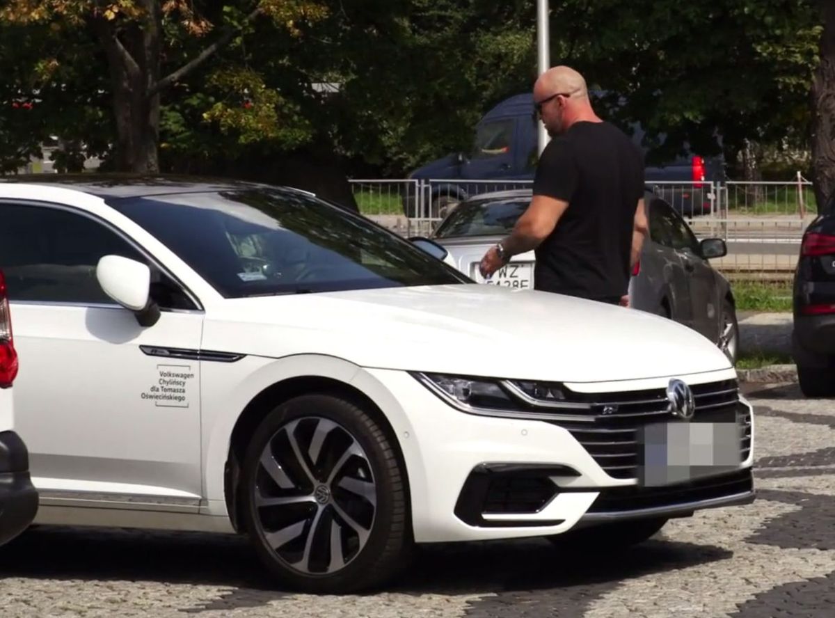 Obok harleya w garażu Tomasza Oświecińskiego stoi biały volkswagen. Taki zestaw pojazdów pasuje do aktora